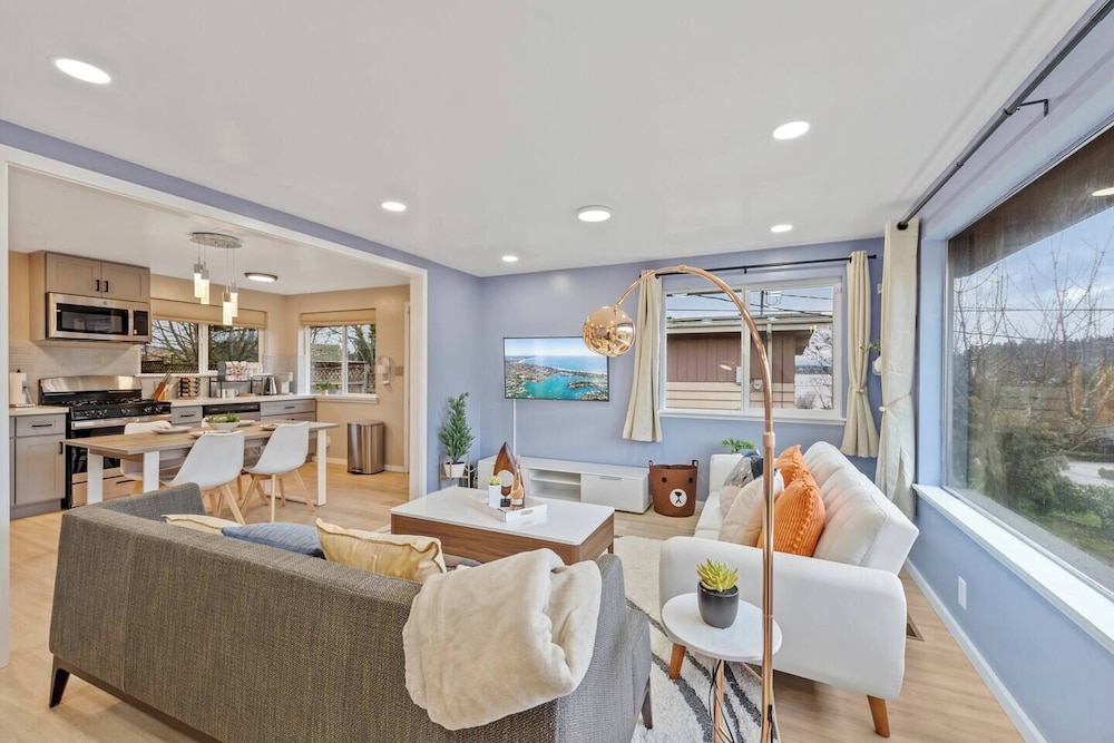 Lakeview Home in Renton, Walk to Beach, AC, Fenced