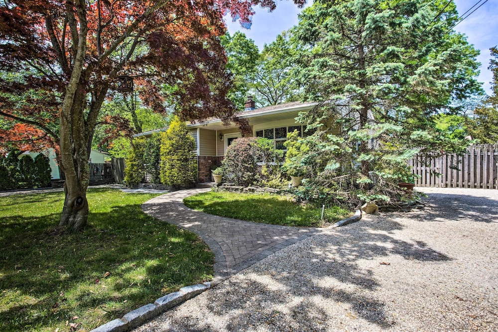 Charming Hampton Bays Home 5 Mi to Coopers Beach view 4