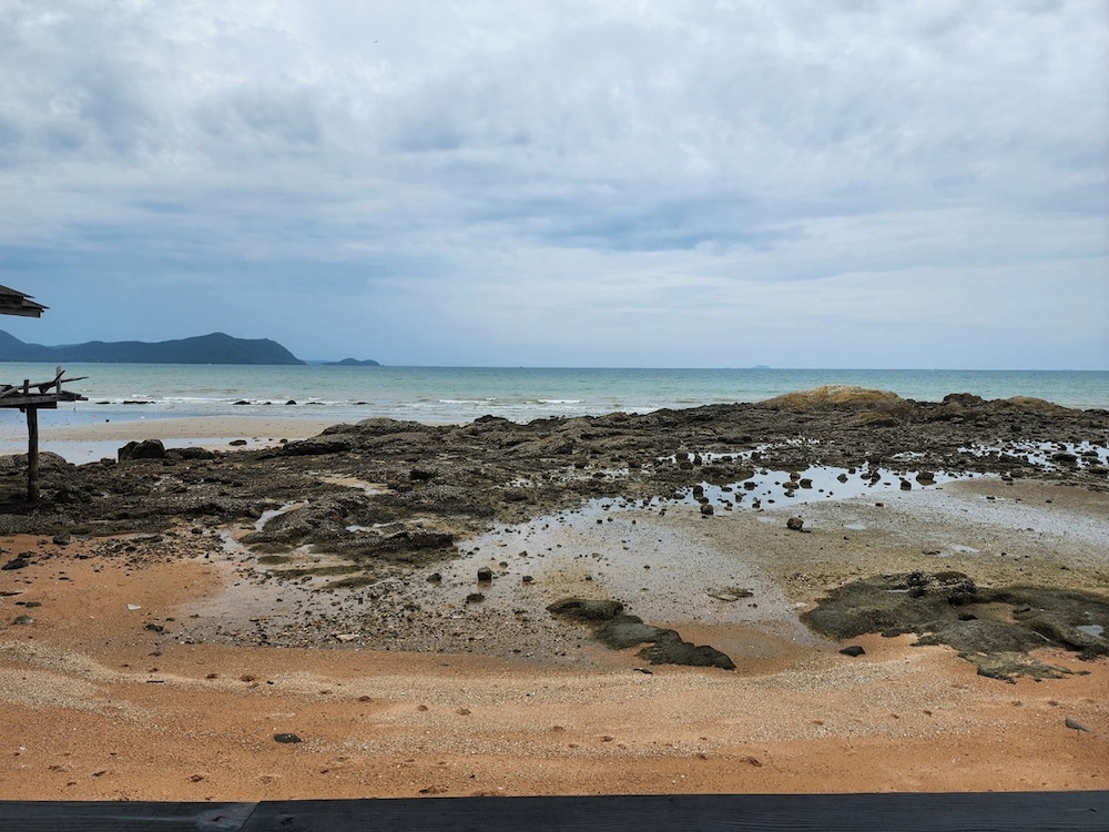 BW Private Villa Pattaya Beach view 4