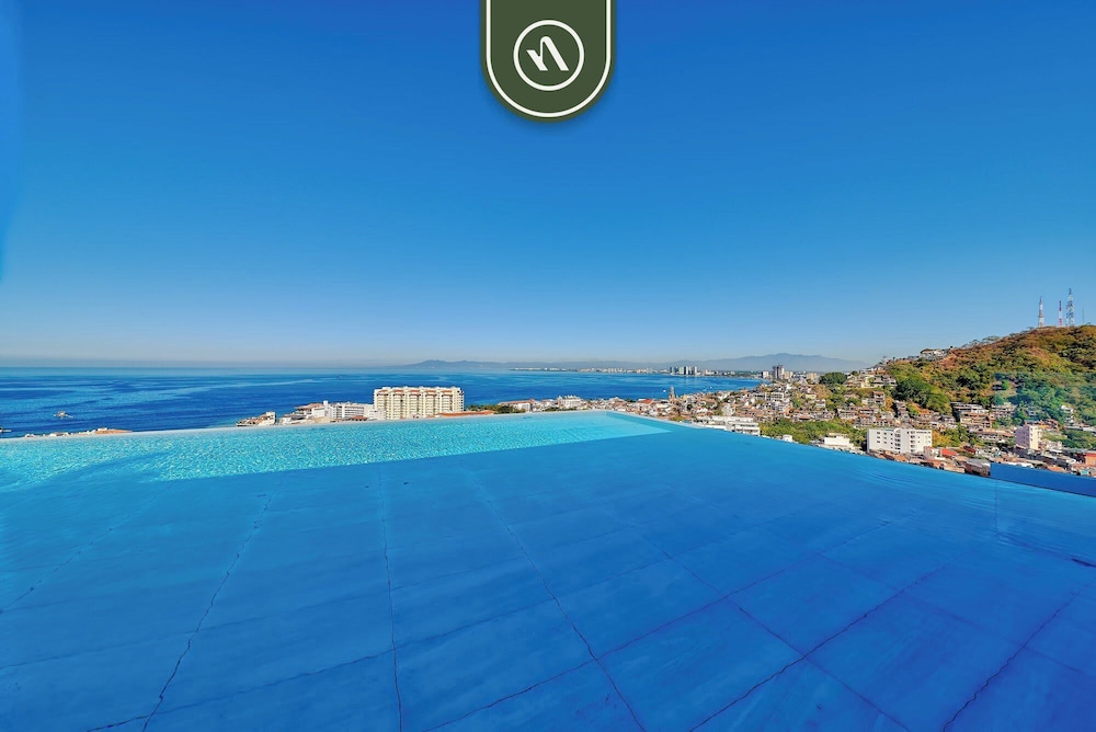 Luxury 1BR Condo With Private Terrace - Ocean View