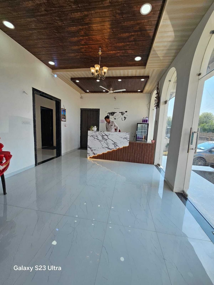 Hotel Virat palace
