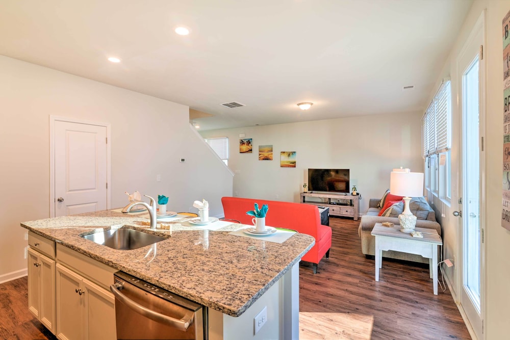 Colorful Myrtle Beach House: 2 Mi to Beaches!