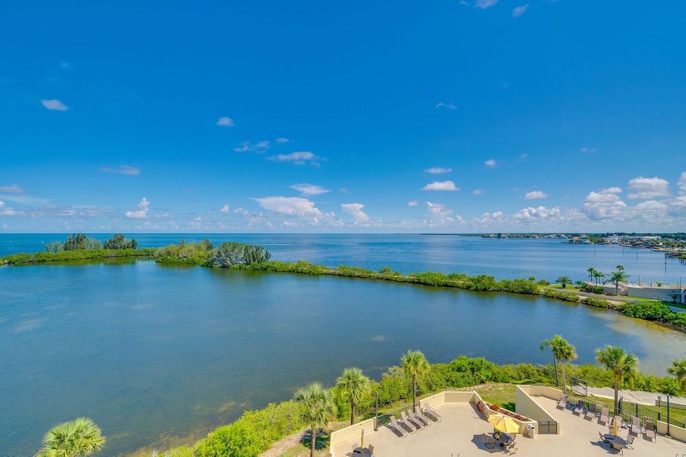 Waterfront Hudson Condo w/ Pool & Beach Access