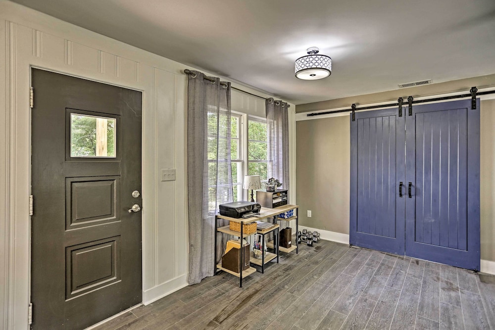 Family-friendly Escape ~ 6 Mi to City Center!