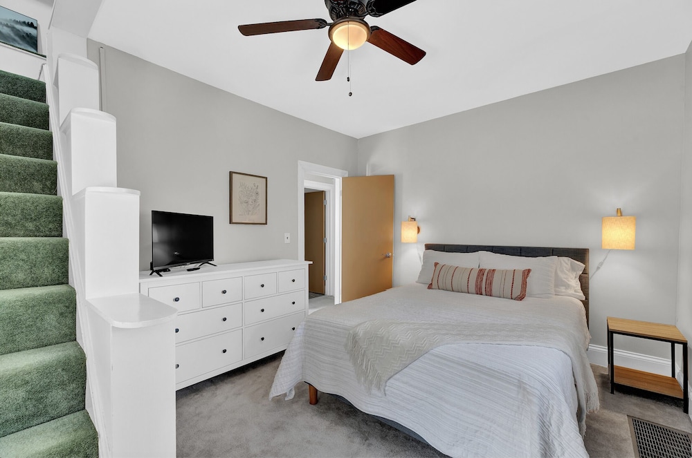 Cozy Cottage In The Heart Of Hyde Park 1 Bedroom Home by RedAwning view 4