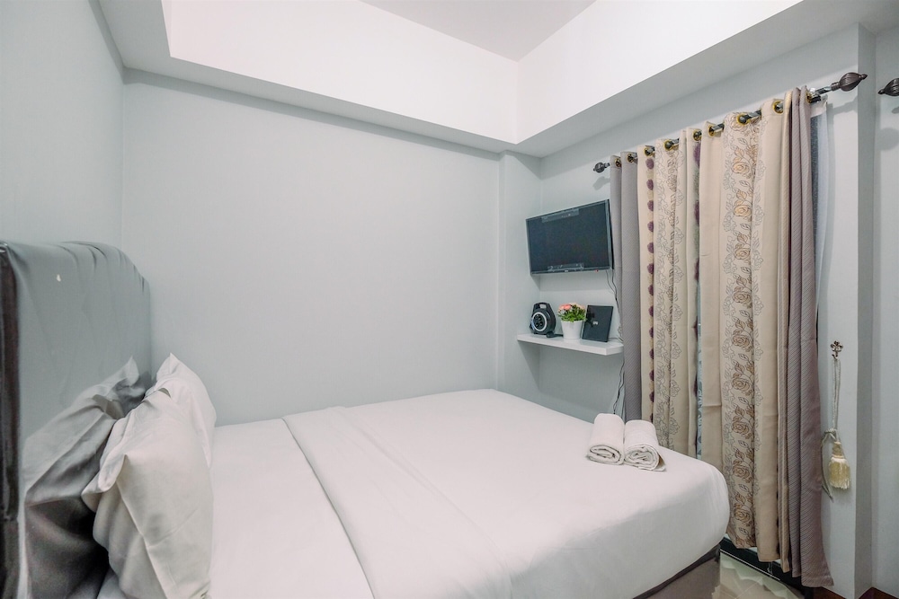 Comfort 1Br At Royal Heights Apartment