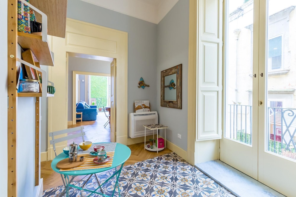 Donna Costanza - Stylish and Panoramic Flat