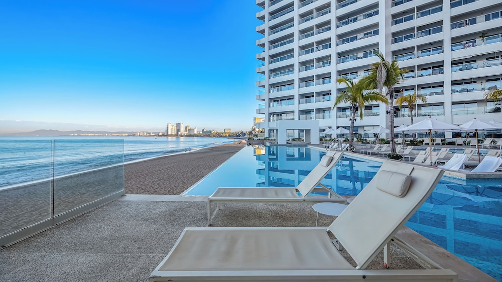 Gorgeous 1BR with Pools & Sea Views