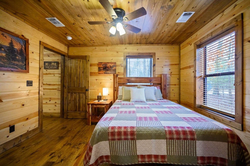 Whitetail Retreat Cabin for 13!