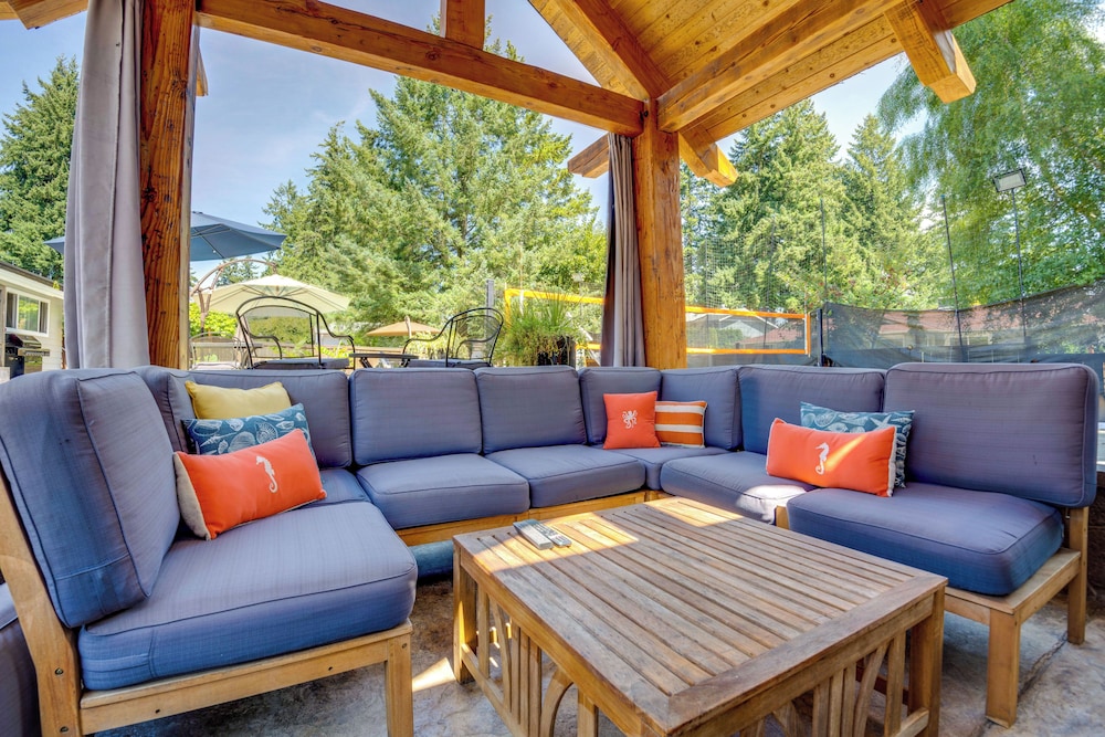 Hot Tub + Sauna: Home 8 Mi to Downtown Tacoma!