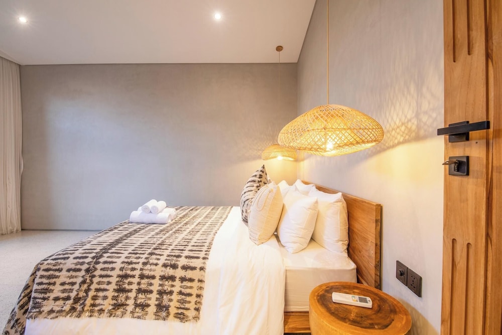 Stylish 5BR Boho Hideaway, 5 Minutes Bingin Beach