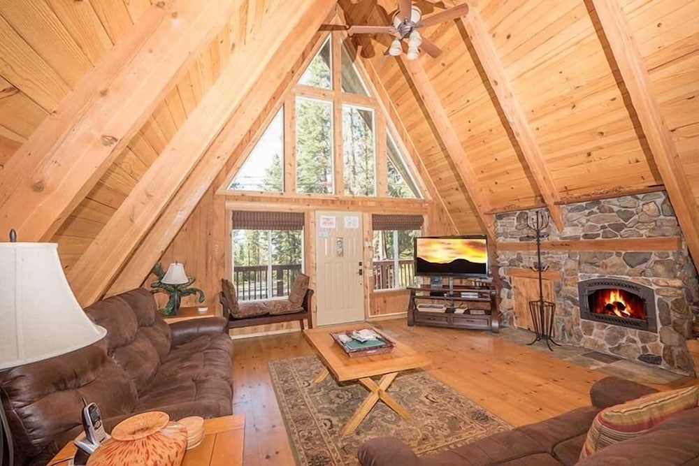 3614 Saddle Road 3 Bedroom Cabin by RedAwning