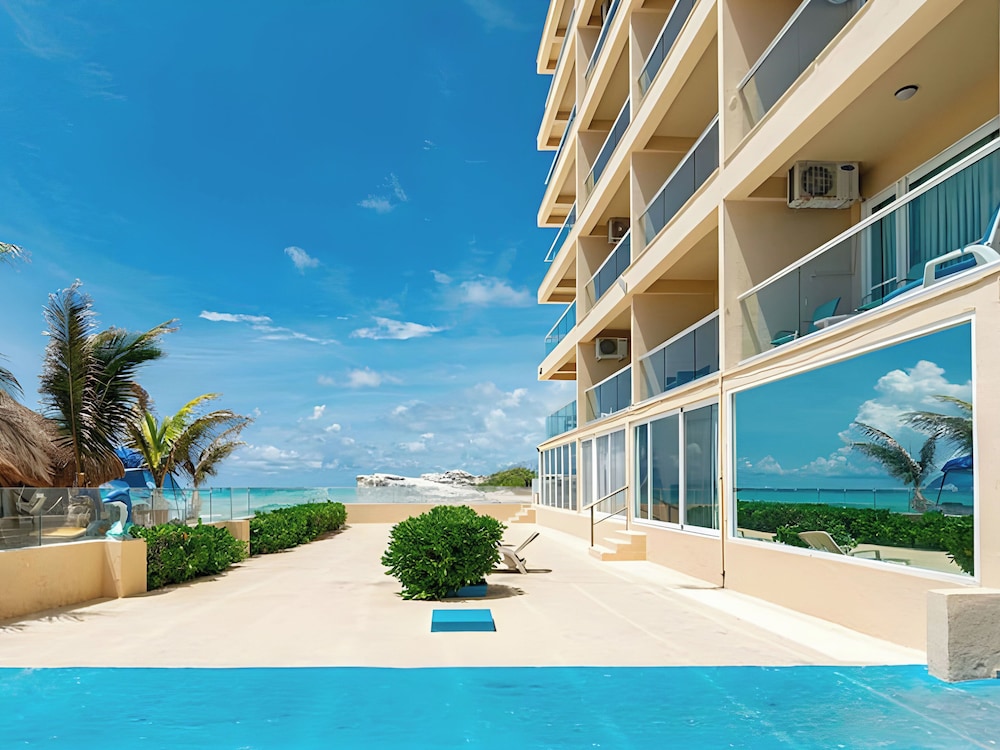 Paradise Beachfront & Nightlife Heart