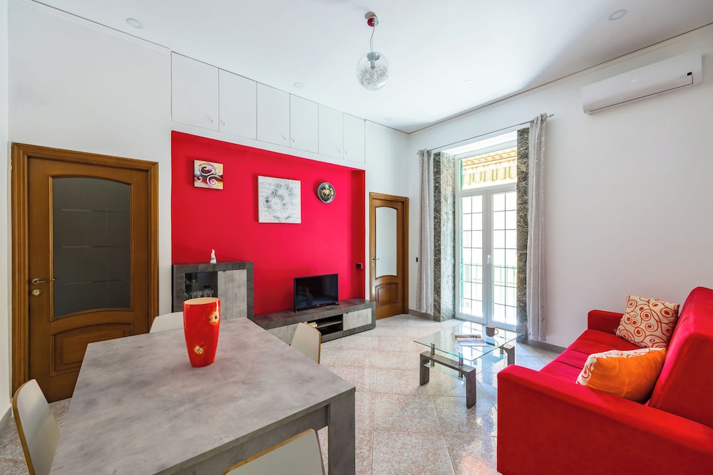 Red Comfort Flat Near Garibaldi Station