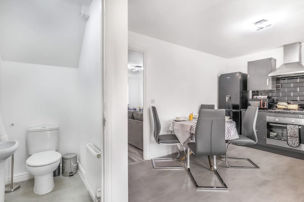 Fast Wi-fi Free Parking 10 Mins to City Centre