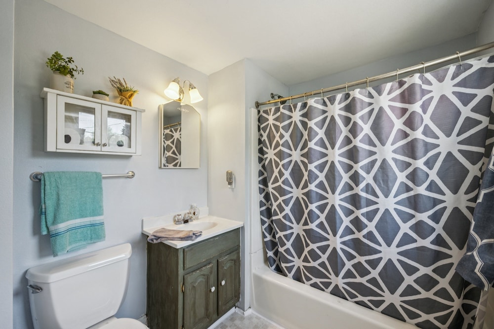 Charming Home Near Unc & Dt Greeley 5 Bedroom Home