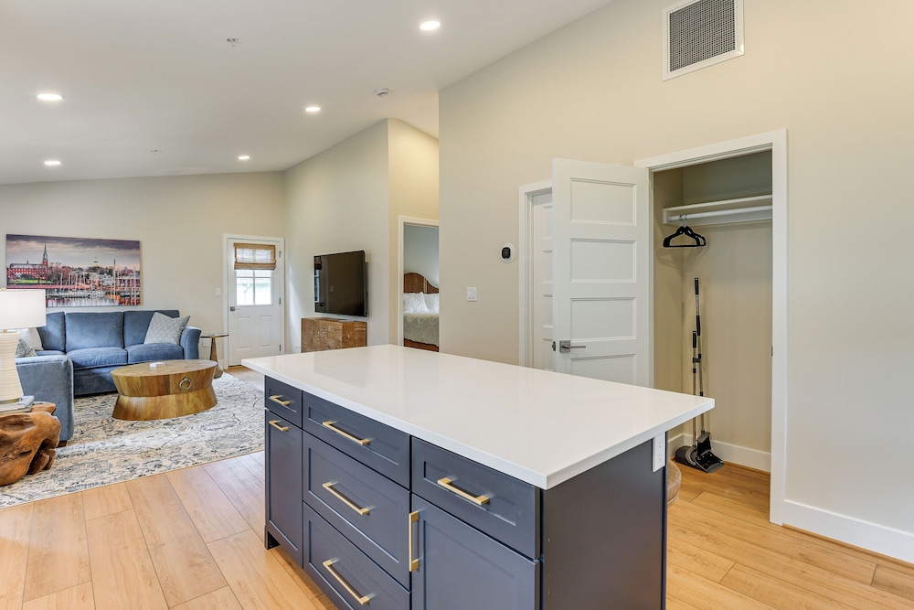 1 Block to Usna Stadium: Modern Annapolis Home!