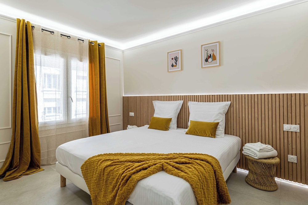 Haussmann Apartment - South-facing Balcony 2br/4p view 5