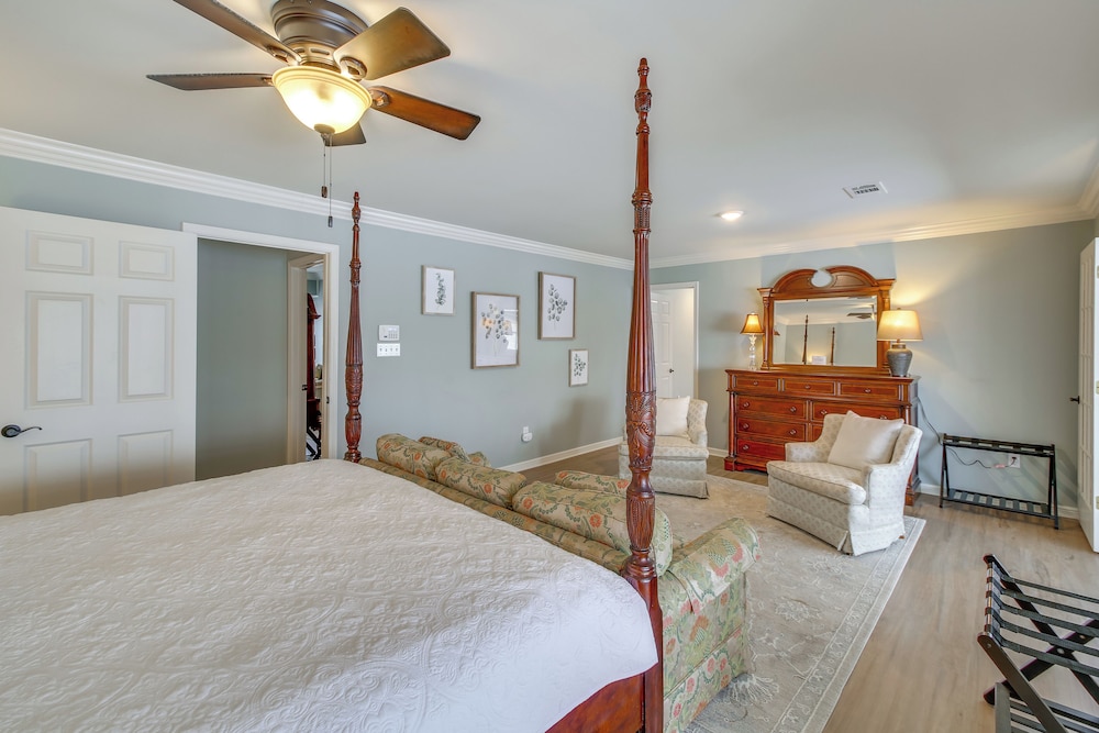 Screened-in Porch w/ Views: Hot Springs Getaway!