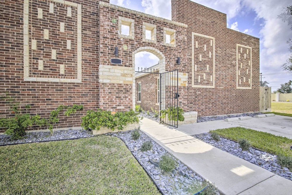 Charming Edinburg Apartment ~ 3 Mi to Dtwn! view 2