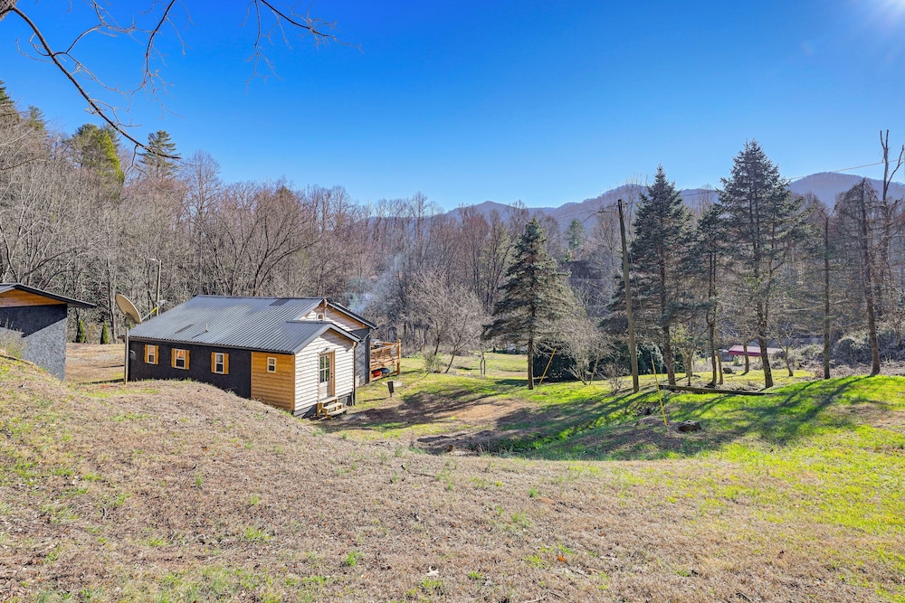 Remote Home w/ Deck & Grill in Scenic Tuckasegee!