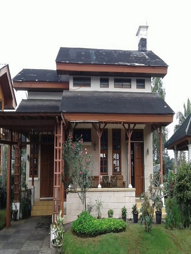 Villa Kota Bunga Violet