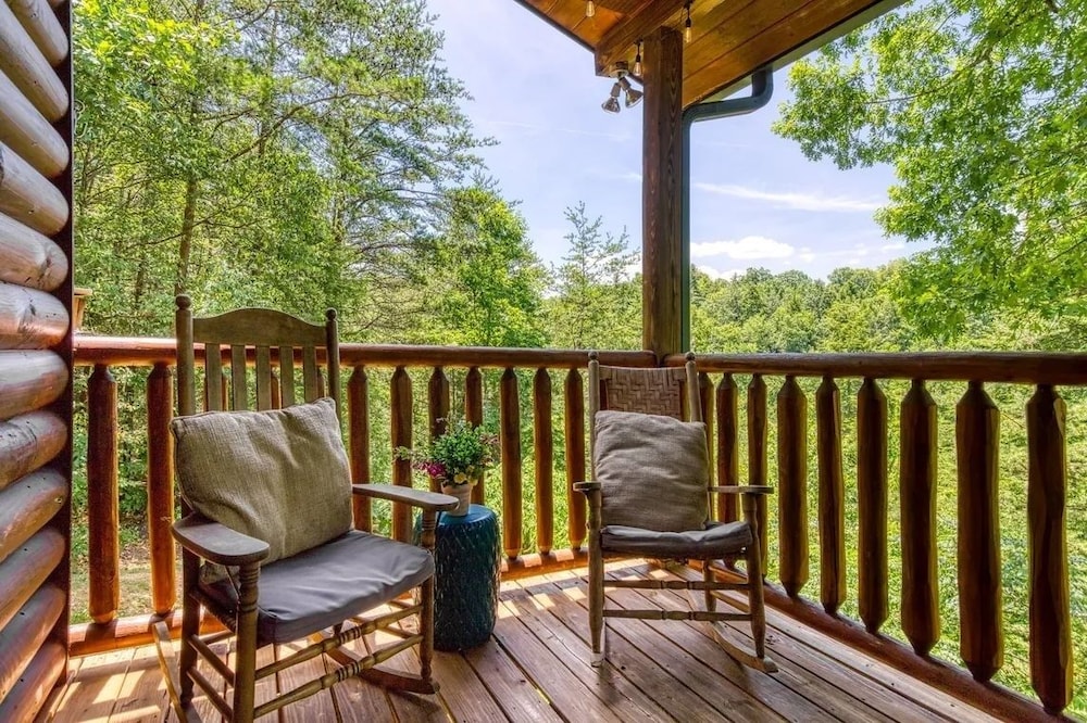Hillbilly Hideaway 4 Bedroom Cabin
