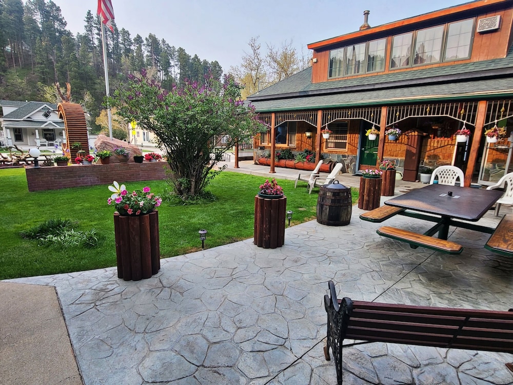 Cedar Wood Inn