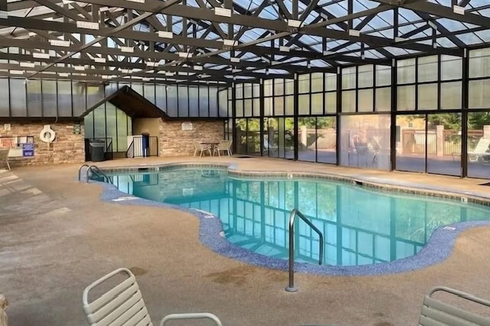 Bears Den Way Resort Cabin w Games Hot Tub View Mins From Dollywood