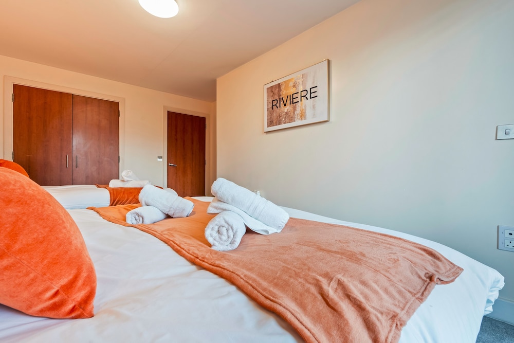 1 Bed Apartment Sleeps 5 - Balcony - Wifi & Tv