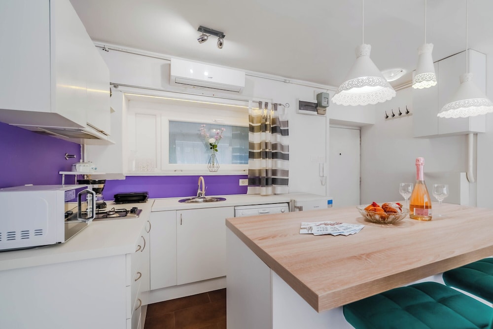 Charming Downtown Studio