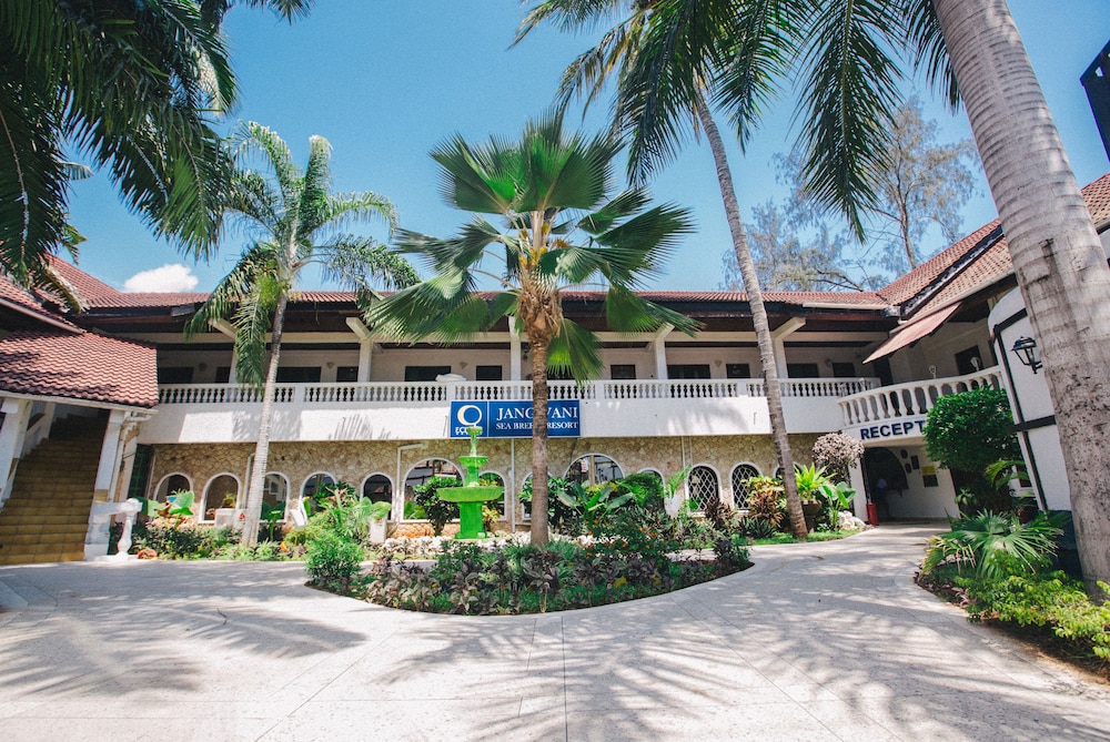 Best Western Jangwani Sea Breeze Hotel