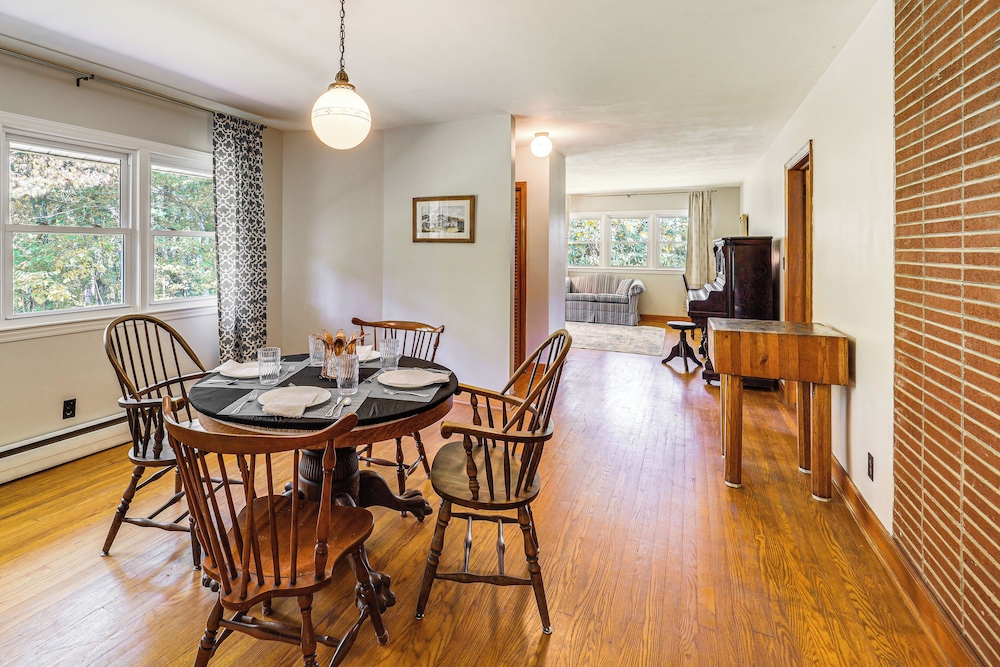 Hike & Leaf Peep! Peaceful Home in Laurel Springs
