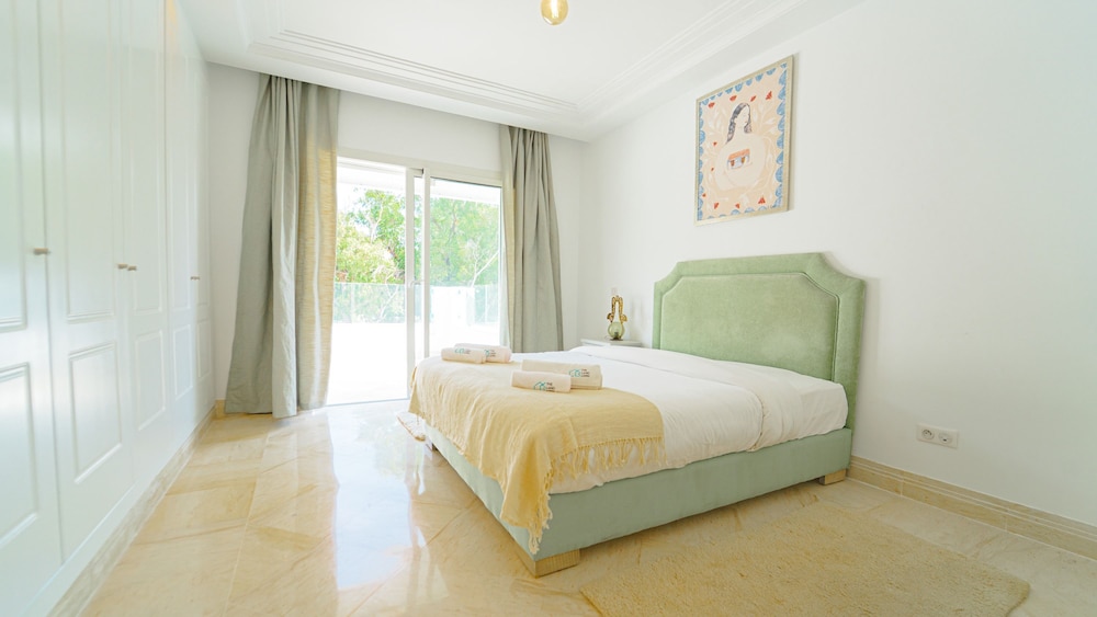 La Marina Secure Seaside With Pool
