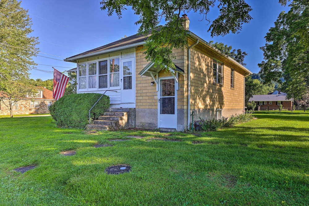 Family-friendly Marlinton Home: Walk Downtown! view 5