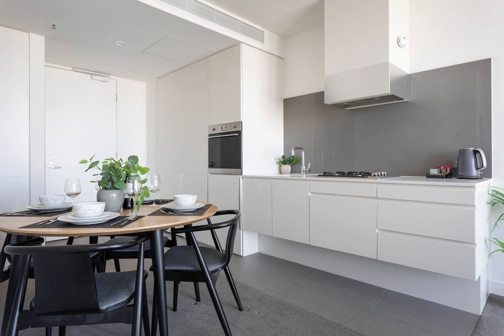 Southbank 2BR High City Views Enjoy Wine, Gym, Pool, Wifi