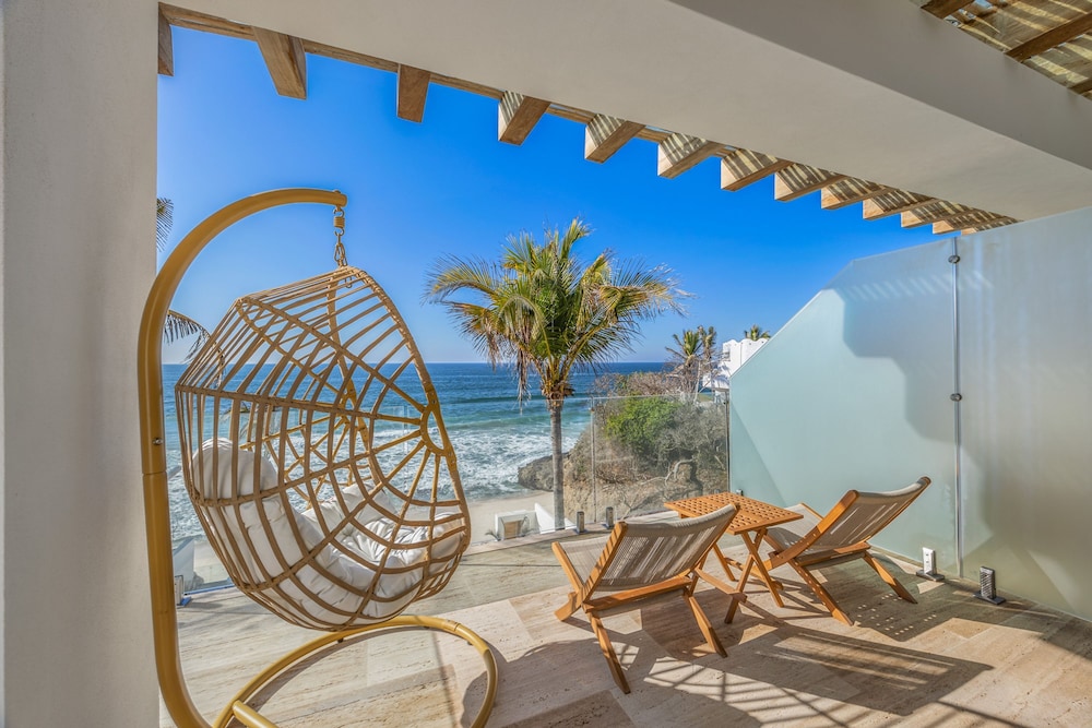 Private Careyeros Oceanfront Living