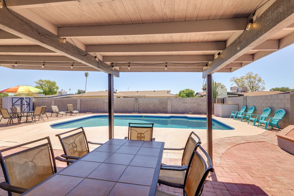 Charming Home < 11 Mi to Downtown Phoenix! view 2