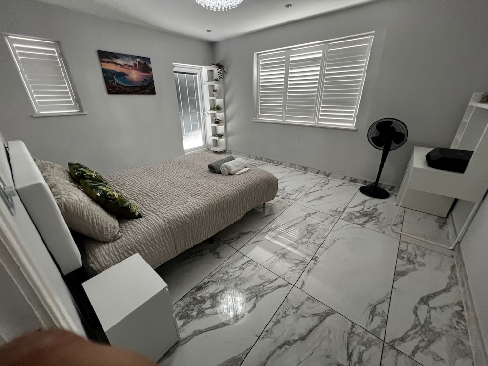 House - Sleeps 16, Parking, Pets Allowed & Jacuzzi