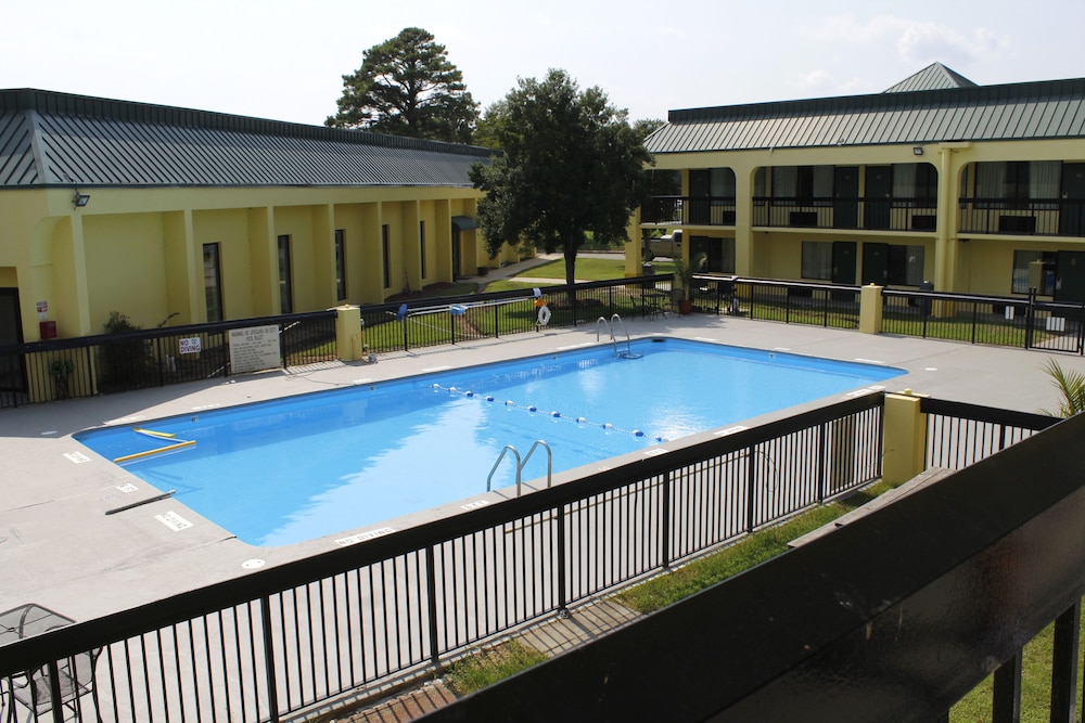 Red Carpet Inn & Suites