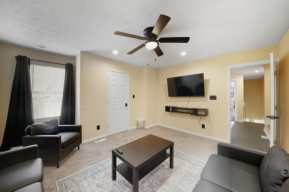 Spacious 2br Home North of Downtown Cincinnati 2 Bedroom Home