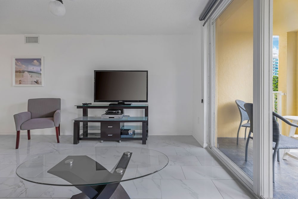 Modern 2 Bedroom Condo in Aventura view 2
