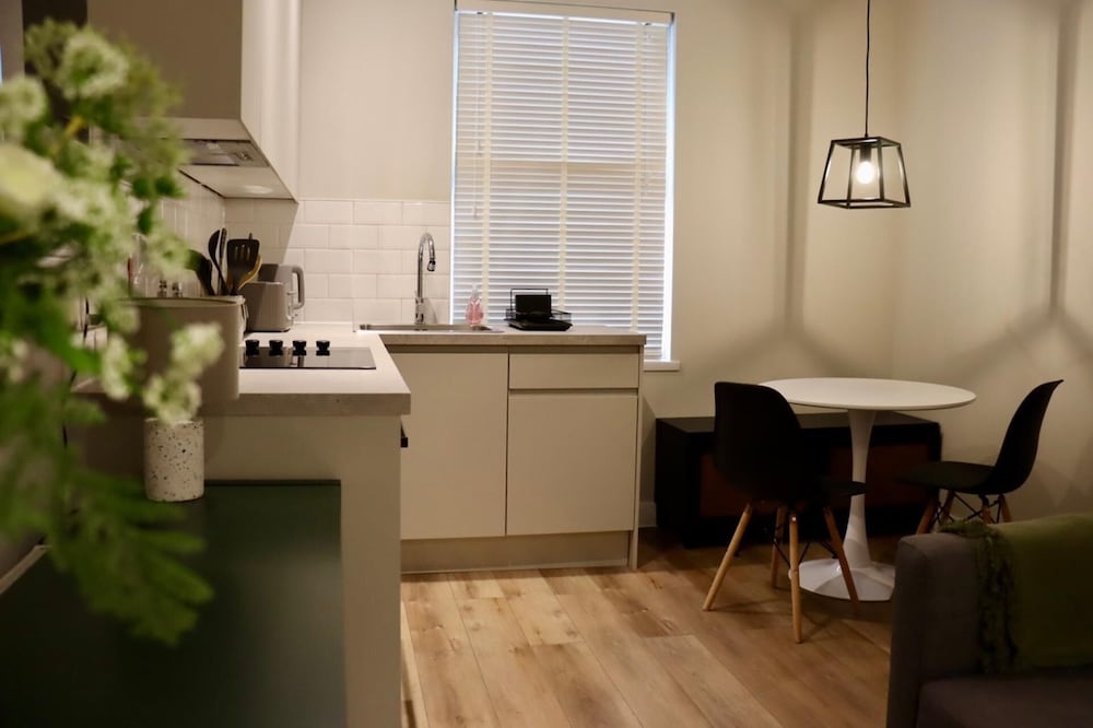 Renovatedapartmentsleeps4-freeparking-tv
