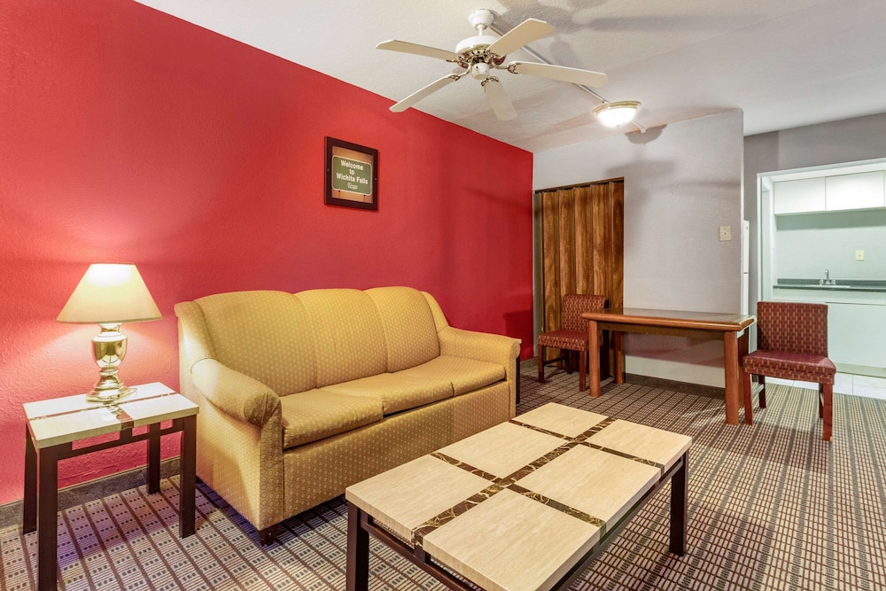 Wichita Falls Vacations - Econo Lodge Wichita Falls Downtown - Property Image 12
