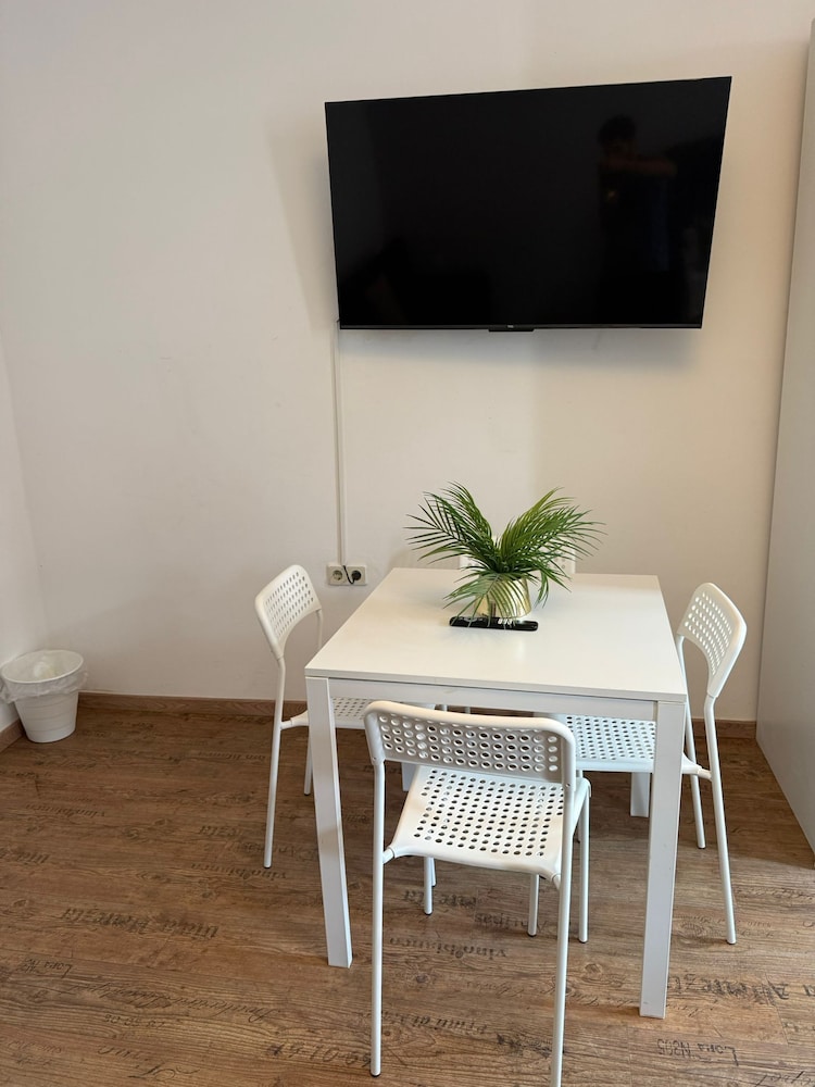 2BR Apartment 10 Min Walk to Westbahnhof