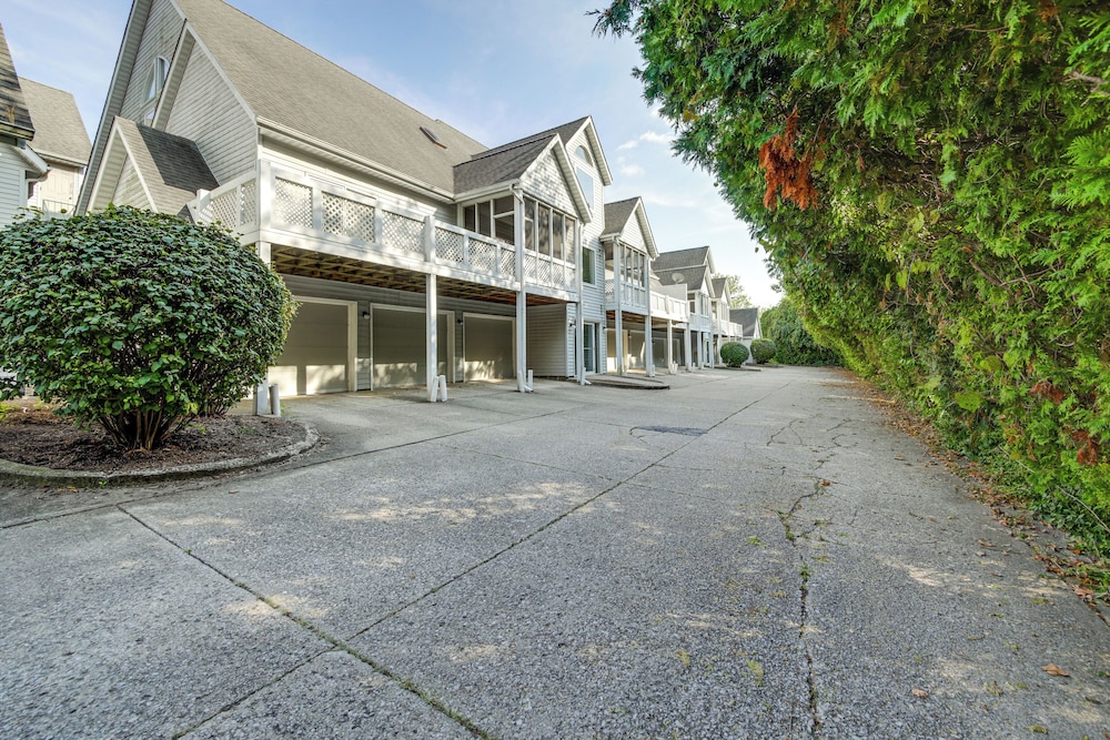 3 Mi to IU: Dog-friendly Condo w/ Pool Access!