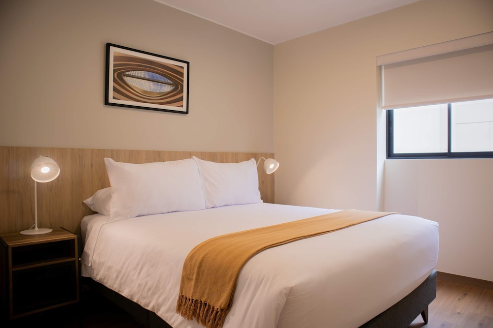 w Modern 3BR w Balcony Near Kennedy Park