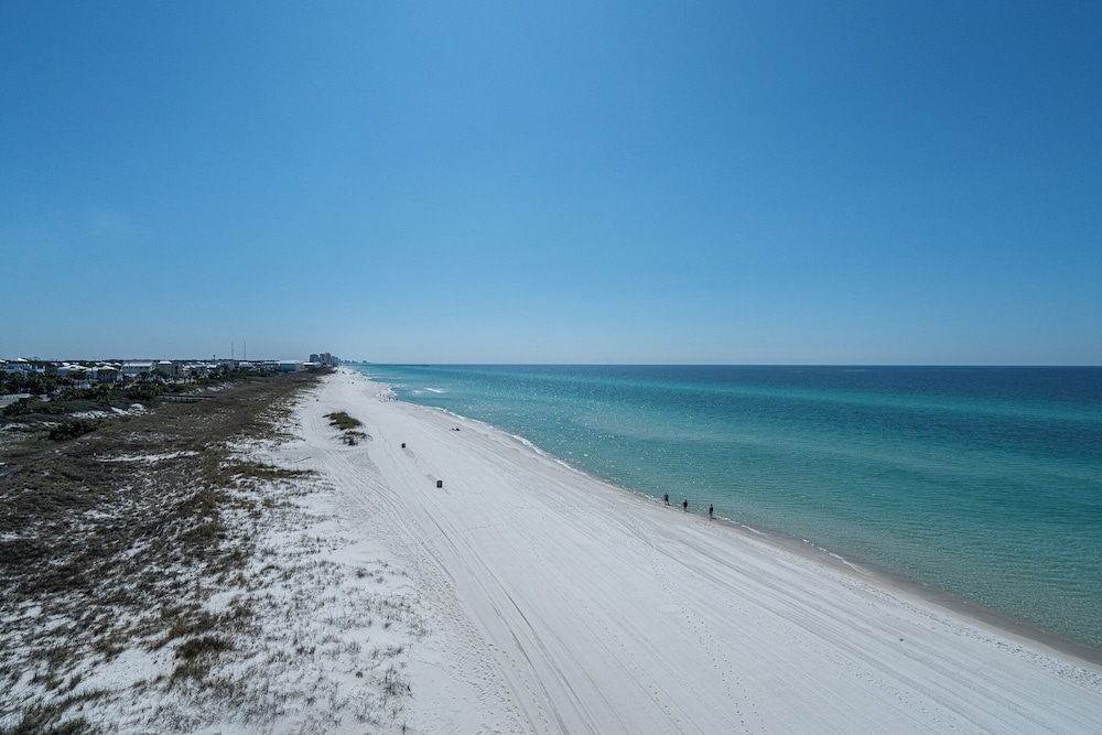 Coral Cove Beachfront Condo for 3 w/ Onsite Pool