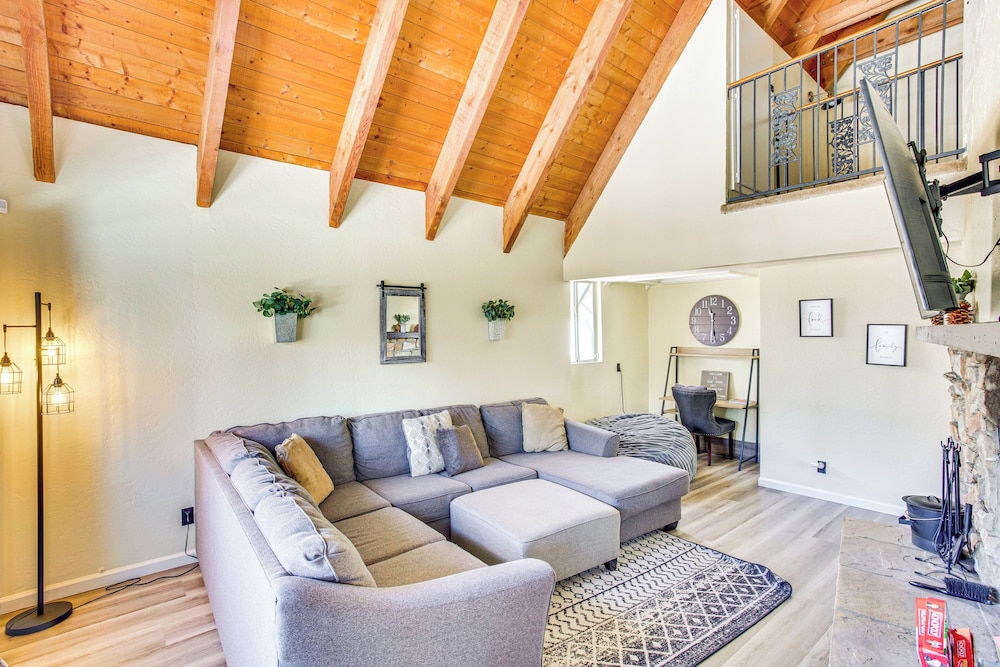 7 Mi to Big Bear Lake: A-frame Home w/ Deck!