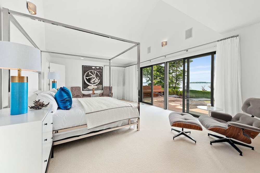 Sunset Villa by Rove Beachfront w Deck Pool